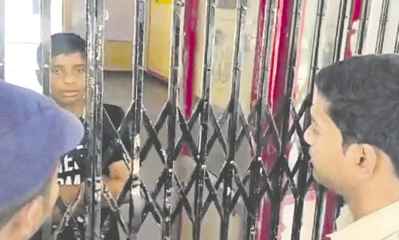 گُرکُل اسکول میں رَیگنگ کا ایک اور واقعہ، 8ویں جماعت کے طالب علم کو اضافی چپاتی مانگنے پر مبینہ طور پر پیٹ دیا گیا