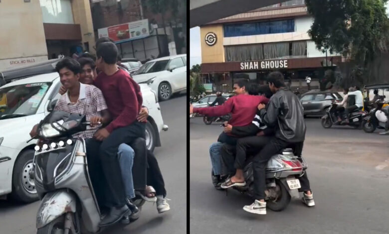 لکڑی کا پل کے قریب ایک اسکوٹر پر پانچ افراد کا خطرناک سفر