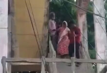 زمین پر قبضے کی شکایت کرنے والے بزرگ جوڑے کا مکان منہدم، احتجاجاً پانی کی ٹینکی پر چڑھ گئے