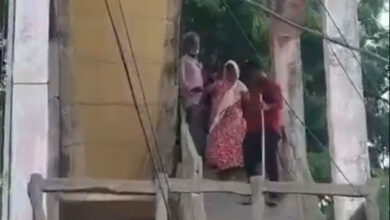 زمین پر قبضے کی شکایت کرنے والے بزرگ جوڑے کا مکان منہدم، احتجاجاً پانی کی ٹینکی پر چڑھ گئے