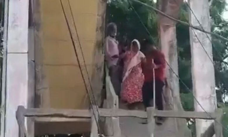 زمین پر قبضے کی شکایت کرنے والے بزرگ جوڑے کا مکان منہدم، احتجاجاً پانی کی ٹینکی پر چڑھ گئے