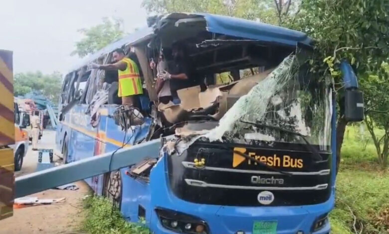 آندھرا پردیش: نجی بس کی آٹو رکشہ کو ٹکر، سات افراد ہلاک