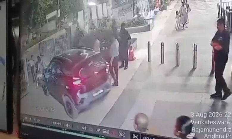 راجمہندرورم میں پارکنگ تنازعہ کے بعد میڈیکل طالبہ کو کار سے کچل دیا گیا، دو نوجوان گرفتار