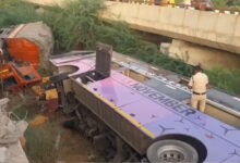 اننت پور میں بھیانک سڑک حادثہ، بس اور لاری پل سے نیچے گرنے پر 20 مسافر شدید زخمی