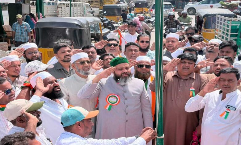 مرزا رحمت بیگ ایم ایل سی نے80ویں جشن آزادی کے موقع پر شہر کے مختلف اسمبلی حلقوں میں ترنگا لہرایا