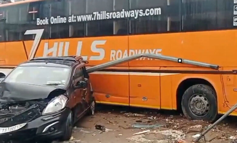 شمس آباد میں ٹراویلس بس کی تباہ کن ٹکر، ایک شخص ہلاک، 50 سے زائد زخمی