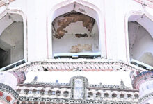 چارمینار سے پلستر کا حصہ گر گیا، تاریخی عمارت کی دیکھ بھال پر سوالات اٹھنے لگے