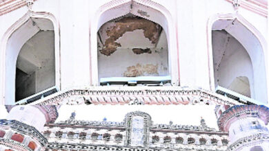 چارمینار سے پلستر کا حصہ گر گیا، تاریخی عمارت کی دیکھ بھال پر سوالات اٹھنے لگے