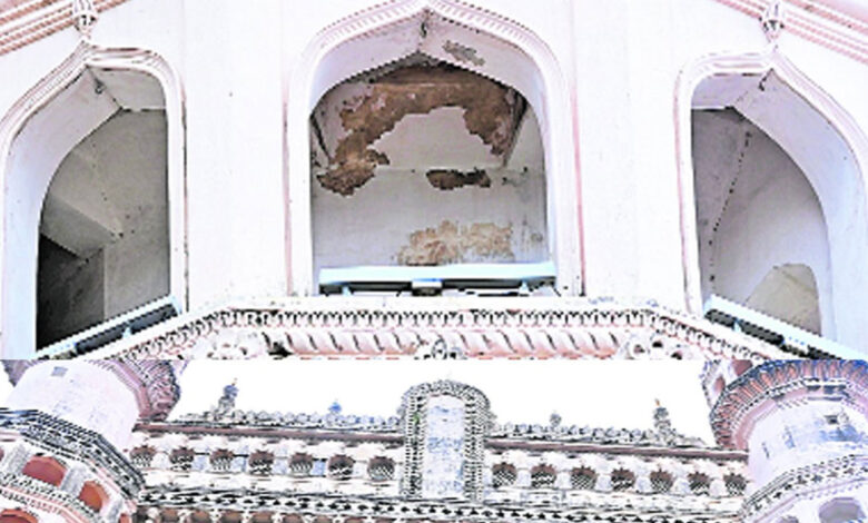 چارمینار سے پلستر کا حصہ گر گیا، تاریخی عمارت کی دیکھ بھال پر سوالات اٹھنے لگے