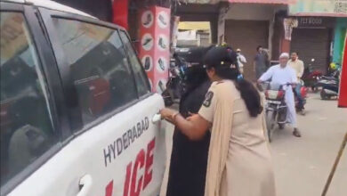 گنیش وسرجن کے ہجوم میں پھنسی حاملہ خاتون کی پولیس نے مدد کی