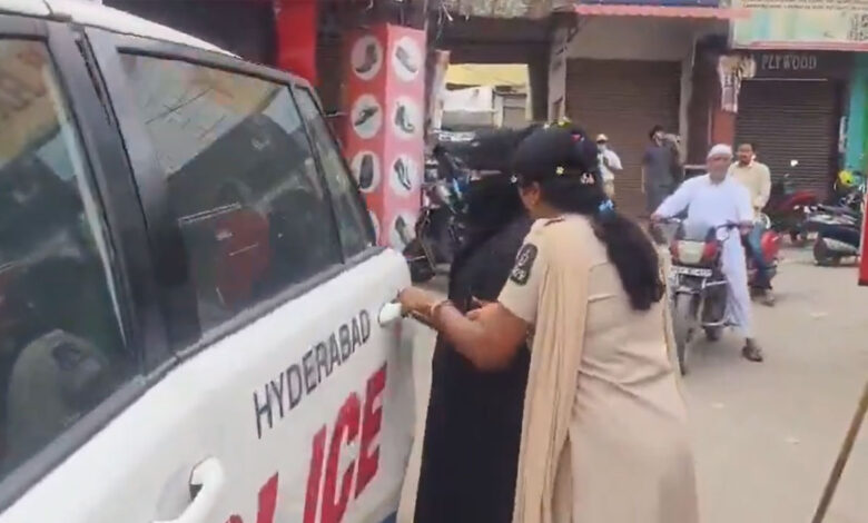 گنیش وسرجن کے ہجوم میں پھنسی حاملہ خاتون کی پولیس نے مدد کی