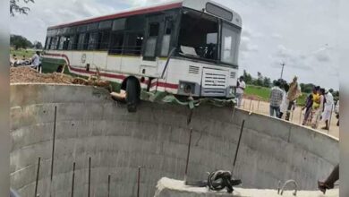 سڑک چھوڑ کر کنویں میں جا پہنچی بس، مسافروں کی چیخیں نکل گئیں