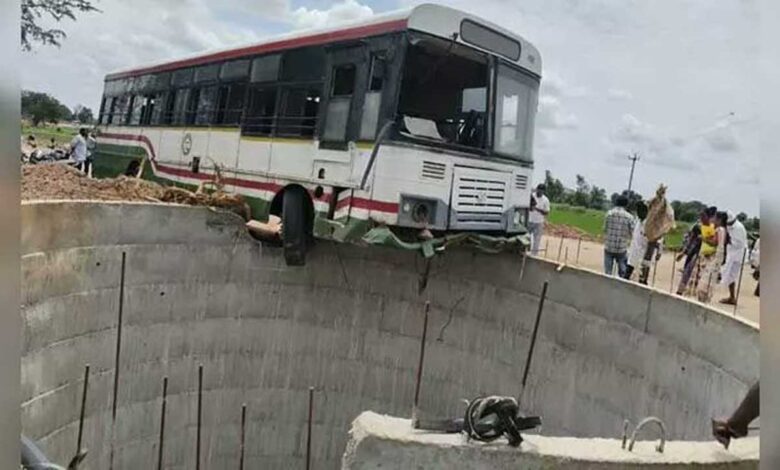 سڑک چھوڑ کر کنویں میں جا پہنچی بس، مسافروں کی چیخیں نکل گئیں