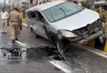 سعیدآباد اسٹیل برج پر انووا کار ڈیوائیڈر سے ٹکرا گئی