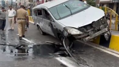 سعیدآباد اسٹیل برج پر انووا کار ڈیوائیڈر سے ٹکرا گئی