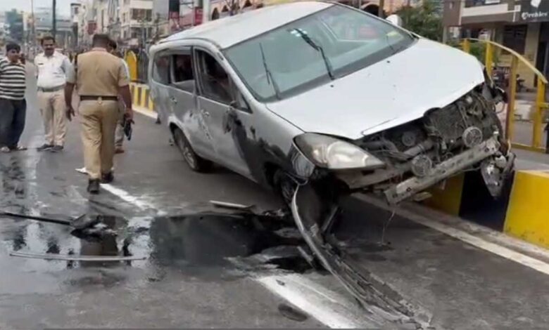 سعیدآباد اسٹیل برج پر انووا کار ڈیوائیڈر سے ٹکرا گئی