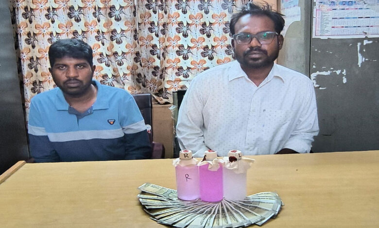 تلنگانہ ACB کی کارروائی، ریونیو انسپکٹر اور ایک شخص 15 ہزار روپے رشوت لیتے گرفتار