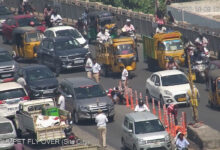 بیگم پیٹ فلائی اوور پر بولارڈ نصب کرنے کا کام، ٹریفک کی رفتار سست