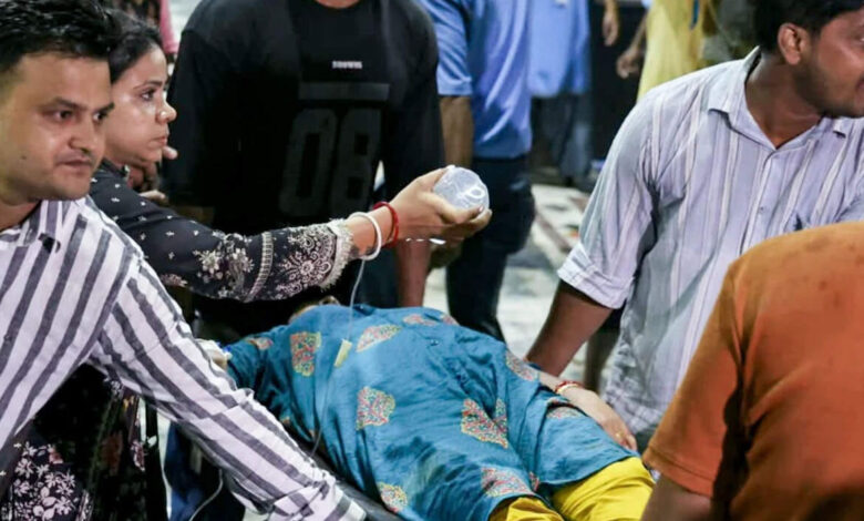 کولکاتہ میں درگا پوجا پنڈال کے باہر بھگدڑ، 17 افراد کی موت