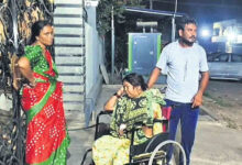 منچریال میں علاج میں مبینہ تاخیر پر مریضہ کے بیٹے کا احتجاج، ماں کو وہیل چیئر پر ایم ایل اے کی رہائش گاہ پہنچایا