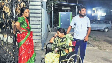 منچریال میں علاج میں مبینہ تاخیر پر مریضہ کے بیٹے کا احتجاج، ماں کو وہیل چیئر پر ایم ایل اے کی رہائش گاہ پہنچایا