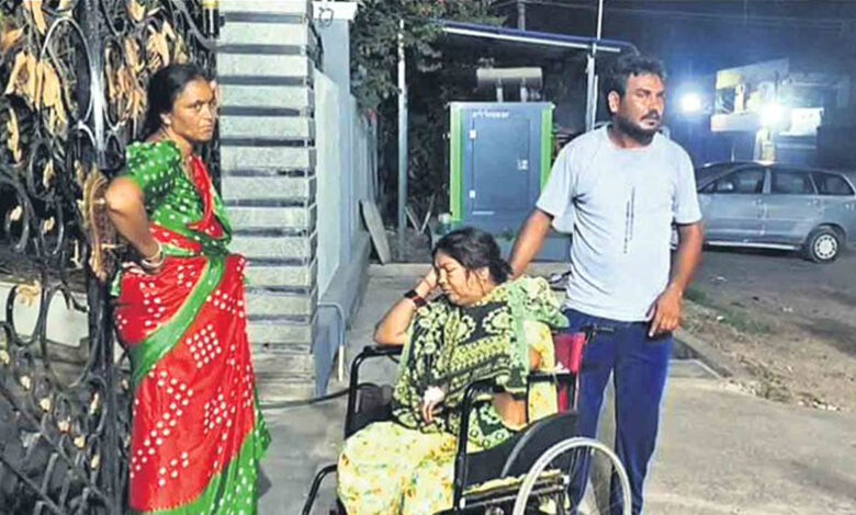 منچریال میں علاج میں مبینہ تاخیر پر مریضہ کے بیٹے کا احتجاج، ماں کو وہیل چیئر پر ایم ایل اے کی رہائش گاہ پہنچایا