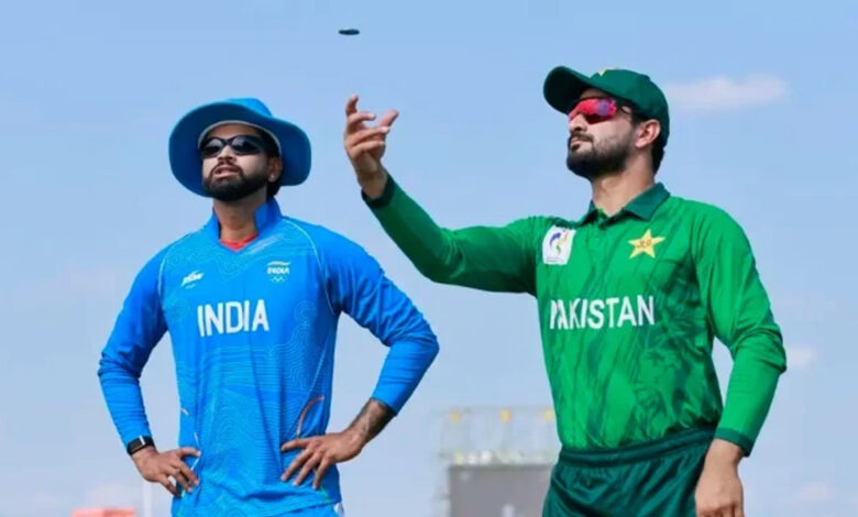 ہندوستان نے ٹاس جیت کر پاکستان کے خلاف پہلے بلے بازی کا فیصلہ کیا