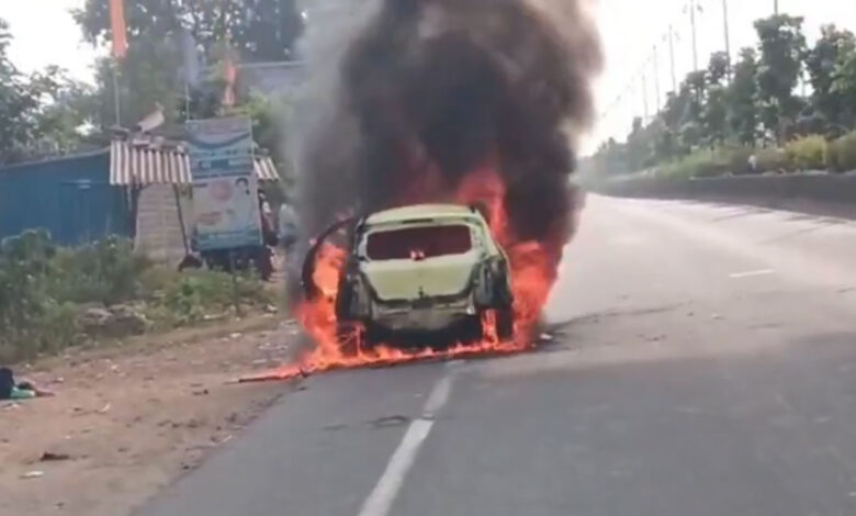 کھمم۔ کتہ گوڑم ہائی وے پر کار میں بھیانک آتشزدگی، گاڑی جل کر خاکستر