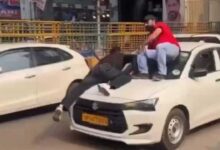 کیب ڈرائیور کی خطرناک حرکت، دو نوجوان کار کے بونٹ پر لٹکے رہے