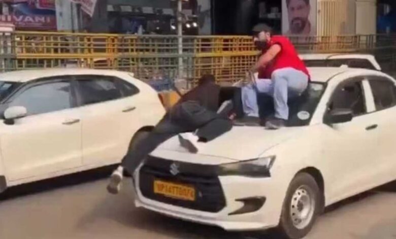 کیب ڈرائیور کی خطرناک حرکت، دو نوجوان کار کے بونٹ پر لٹکے رہے