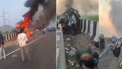وجئے واڑہ بائی پاس پر بھیانک حادثہ، کار میں آگ لگنے سے بچہ سمیت 4 افراد جھلس کر ہلاک (ویڈیو)