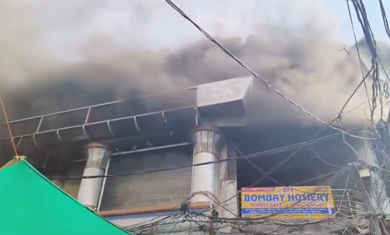 مدینہ بلڈنگ کے قریب ہوزری کی ایک دکان اور گودام میں آگ لگ گئی