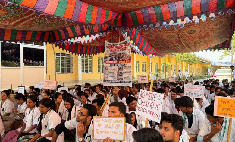 جی ایم سی جگتیال کے طلبہ کا مستقل کالج بلڈنگ کے مطالبے پر احتجاج