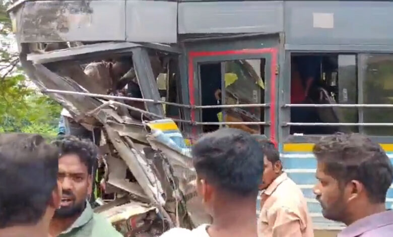 مشرقی گوداوری میں خوفناک سڑک حادثہ، ٹپر لاری کی آر ٹی سی بس کو ٹکر، دو بچے شدید زخمی