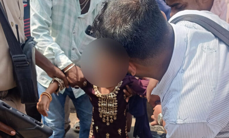حیدرآباد: ماں پر چھ سالہ بیٹی کو حسین ساگر میں پھینکنے کا الزام، آٹو ڈرائیور نے بچالیا