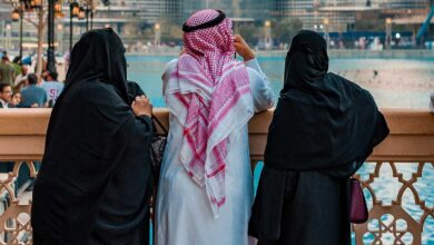 دو بیویوں میں سے ایک کو بیرونِ ملک ساتھ لے جانا
