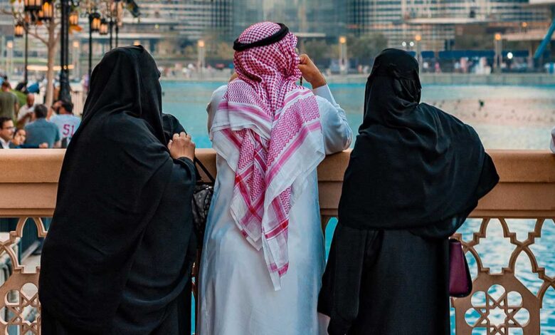 دو بیویوں میں سے ایک کو بیرونِ ملک ساتھ لے جانا