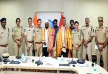 حسین ساگر میں بچی کو بچانے والے شہریوں کو حیدرآباد سٹی پولیس کمشنر نے تہنیت پیش کرتے ہوئے نقد انعامات سے نوازا