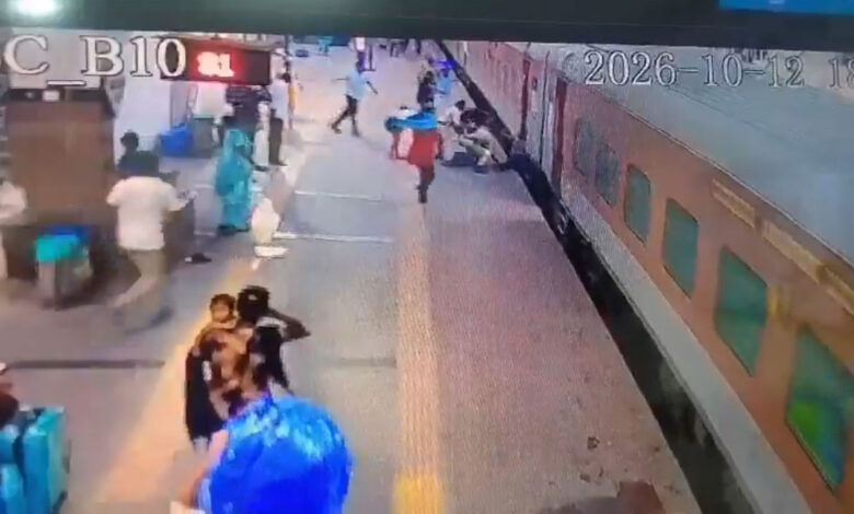 کاچی گوڑہ ریلوے اسٹیشن پر چلتی ٹرین میں سوار ہونے کی کوشش، آر پی ایف کانسٹیبل رینا کماری نے باپ اور بچے کو بچا لیا