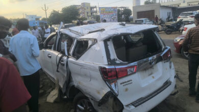 شمس آباد میں خوفناک سڑک حادثہ، تیز رفتار انووا دیوار سے ٹکرا کر کئی بار الٹ گئی