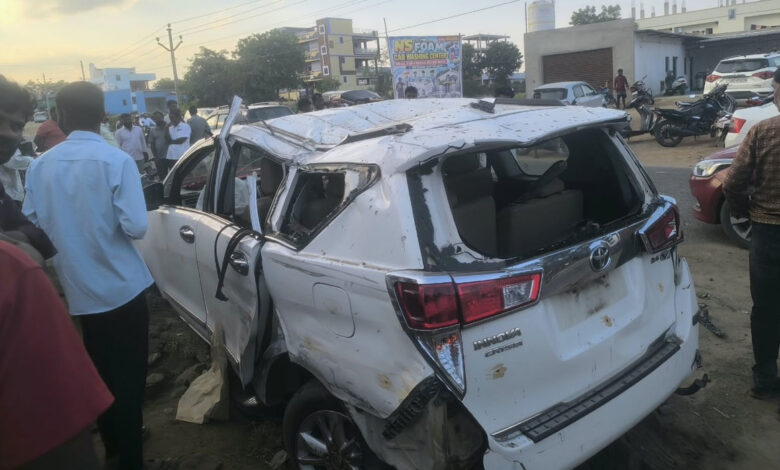 شمس آباد میں خوفناک سڑک حادثہ، تیز رفتار انووا دیوار سے ٹکرا کر کئی بار الٹ گئی