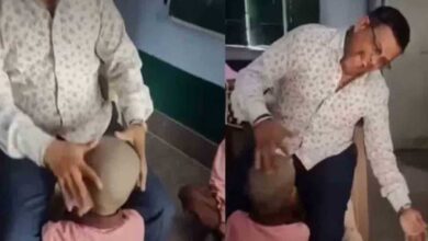 طالب کے گنجے سر پر طبلہ بجانے کی اداکاری، ویڈیو وائرل ہونے پر استاد معطل