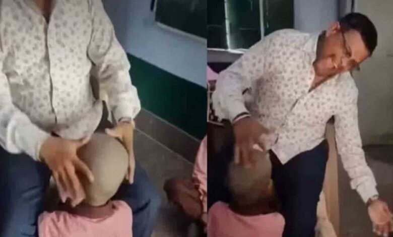 طالب کے گنجے سر پر طبلہ بجانے کی اداکاری، ویڈیو وائرل ہونے پر استاد معطل