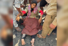 چلر نہ دینے پر خاتون مسافر نے خاتون کنڈکٹر کو بس سے دھکیل دیا، دونوں ٹانگیں ٹوٹ گئیں