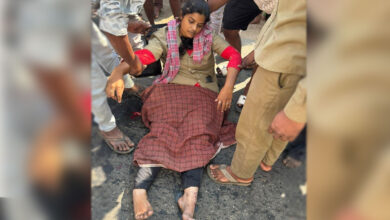 چلر نہ دینے پر خاتون مسافر نے خاتون کنڈکٹر کو بس سے دھکیل دیا، دونوں ٹانگیں ٹوٹ گئیں