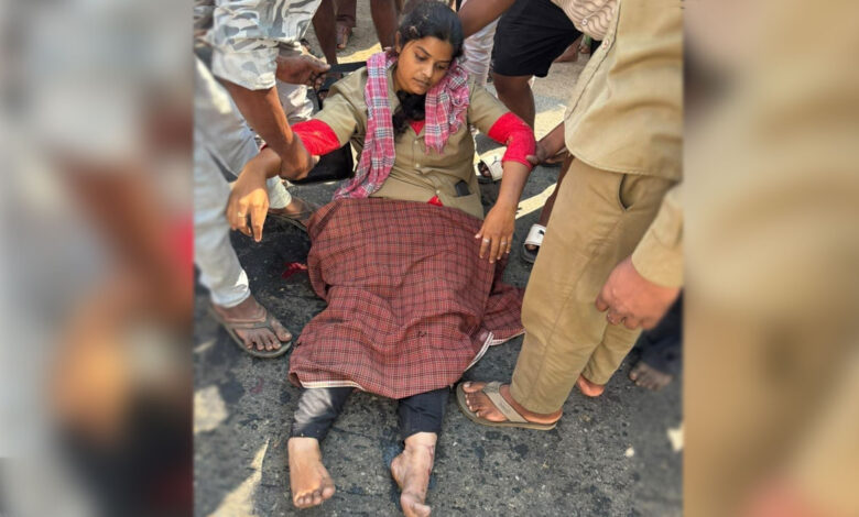 چلر نہ دینے پر خاتون مسافر نے خاتون کنڈکٹر کو بس سے دھکیل دیا، دونوں ٹانگیں ٹوٹ گئیں