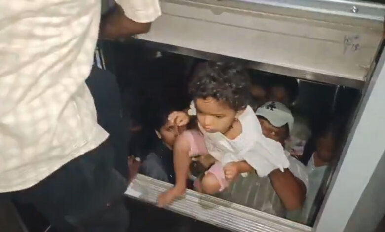 وقارآباد کے لکی کڈز شاپنگ مال میں بجلی بند ہونے سے لفٹ اچانک رک گئی ، خواتین اور بچے ایک گھنٹے تک پھنسے رہے