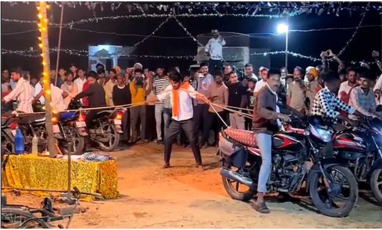 گردن میں رسی باندھ کر 8 بائیکس کھینچنے کا خطرناک اسٹنٹ، اچانک بے ہوش ہوگیا شخص